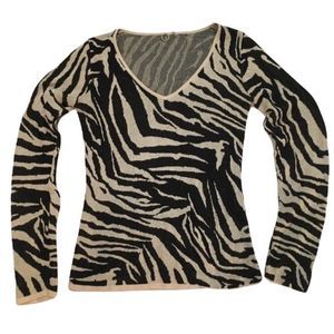 One Girl Who Black And Tan Sweater📂